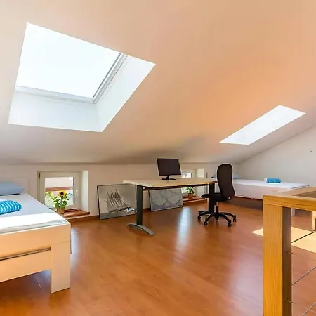 Schoene Auf Drei Ebenen Mit Schoenen Hoelzernen Pergola, Privatem Pool Und Garage *