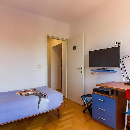 Schoene Auf Drei Ebenen Mit Schoenen Hoelzernen Pergola, Privatem Pool Und Garage