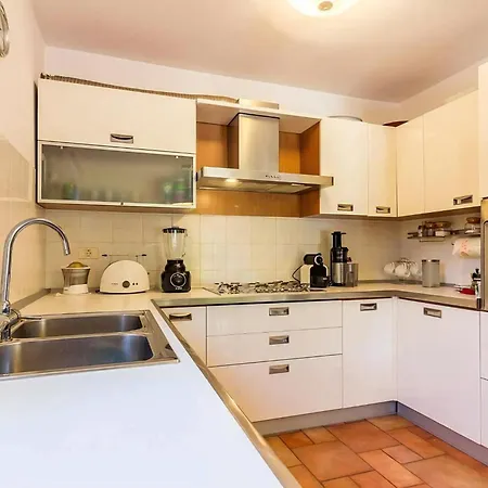 Schoene Auf Drei Ebenen Mit Schoenen Hoelzernen Pergola, Privatem Pool Und Garage