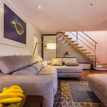 Schoene Auf Drei Ebenen Mit Schoenen Hoelzernen Pergola, Privatem Pool Und Garage *