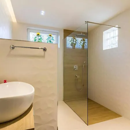 Schoene Auf Drei Ebenen Mit Schoenen Hoelzernen Pergola, Privatem Pool Und Garage Nyaraló