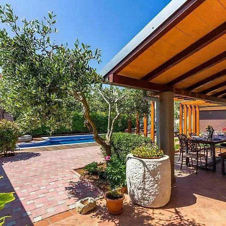 Schoene Auf Drei Ebenen Mit Schoenen Hoelzernen Pergola, Privatem Pool Und Garage Ližnjan