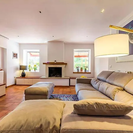 Schoene Auf Drei Ebenen Mit Schoenen Hoelzernen Pergola, Privatem Pool Und Garage