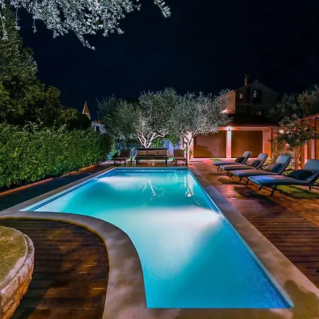 Schoene Auf Drei Ebenen Mit Schoenen Hoelzernen Pergola, Privatem Pool Und Garage *