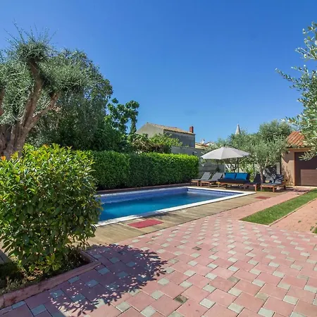 Schoene Auf Drei Ebenen Mit Schoenen Hoelzernen Pergola, Privatem Pool Und Garage * Ližnjan